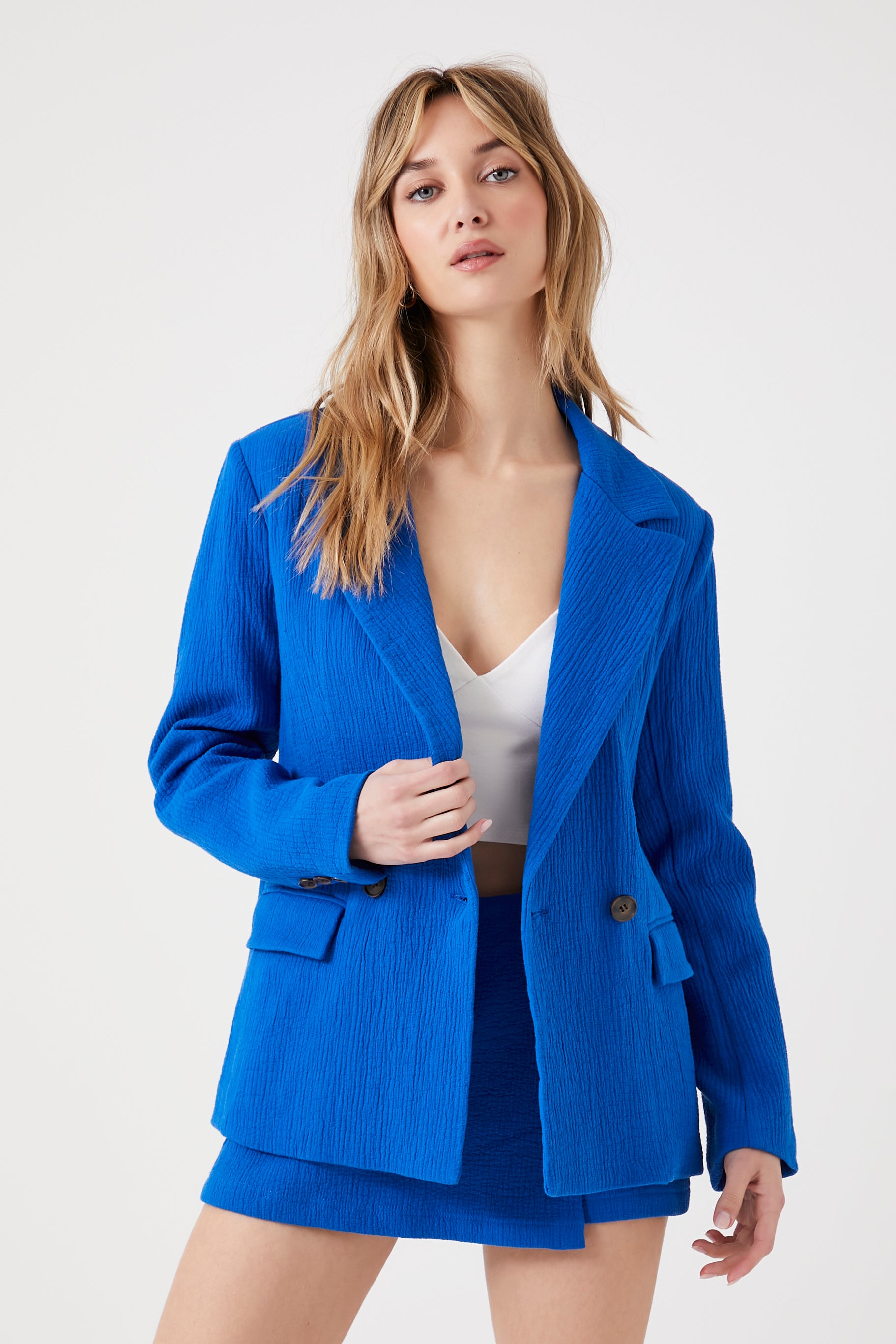 Double-breasted blazer with crinkled texture.