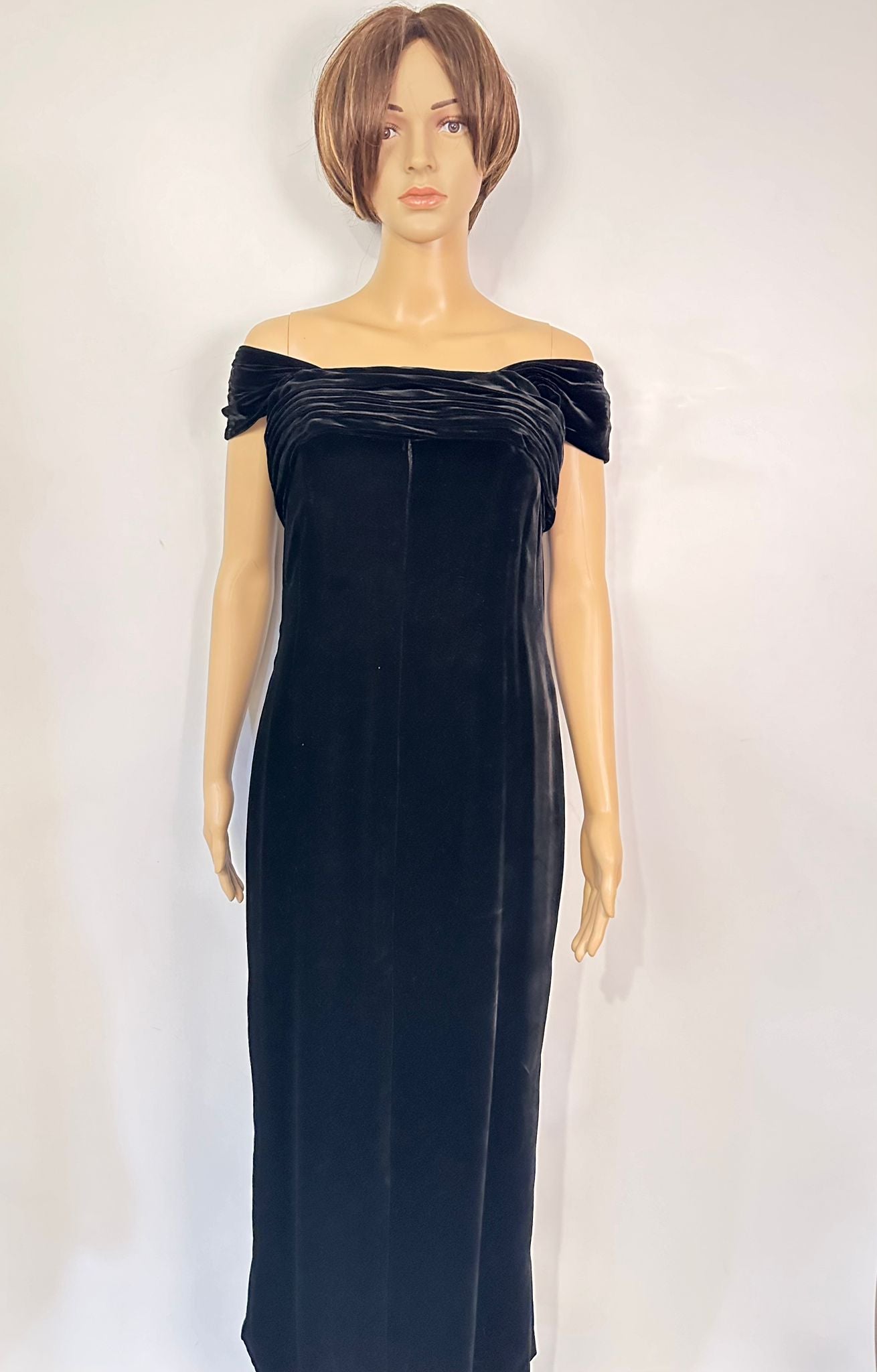 Vintage Chanel black velvet evening gown from the early 1980s. Size 4.